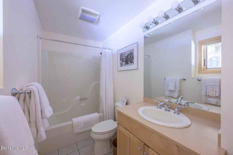 545 W Center Rd Photo 42