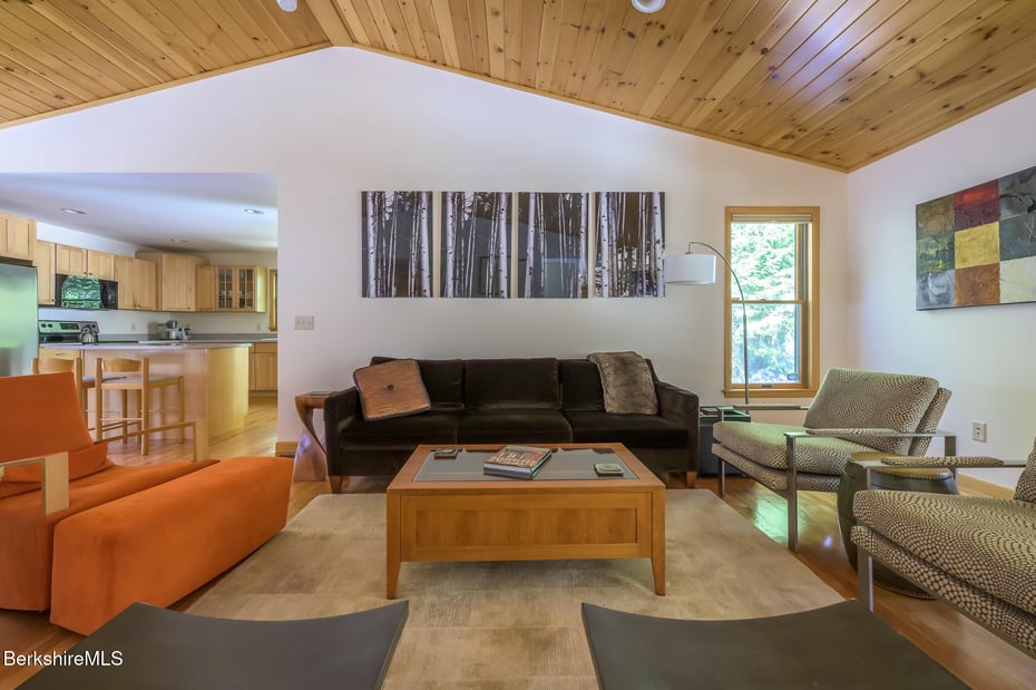 545 W Center Rd Photo 12