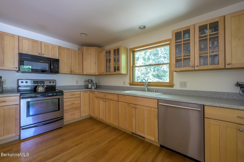 545 W Center Rd Photo 24