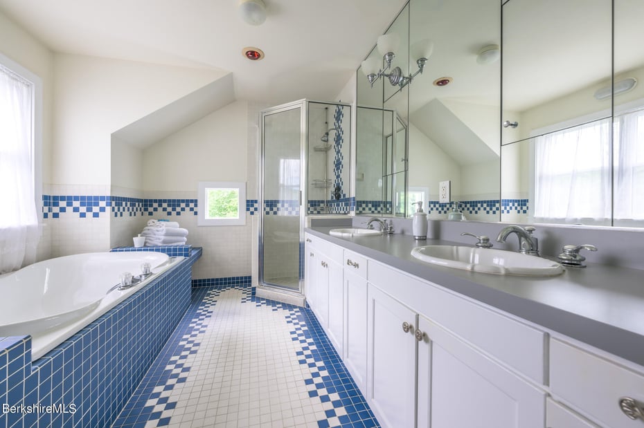 176 West Center Rd Photo 27