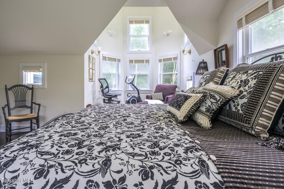 176 West Center Rd Photo 24