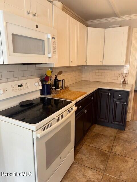 77 Carson Ave Photo 5