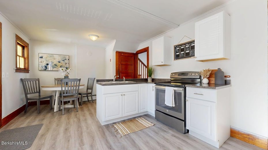 67 Carson Ave Photo 12