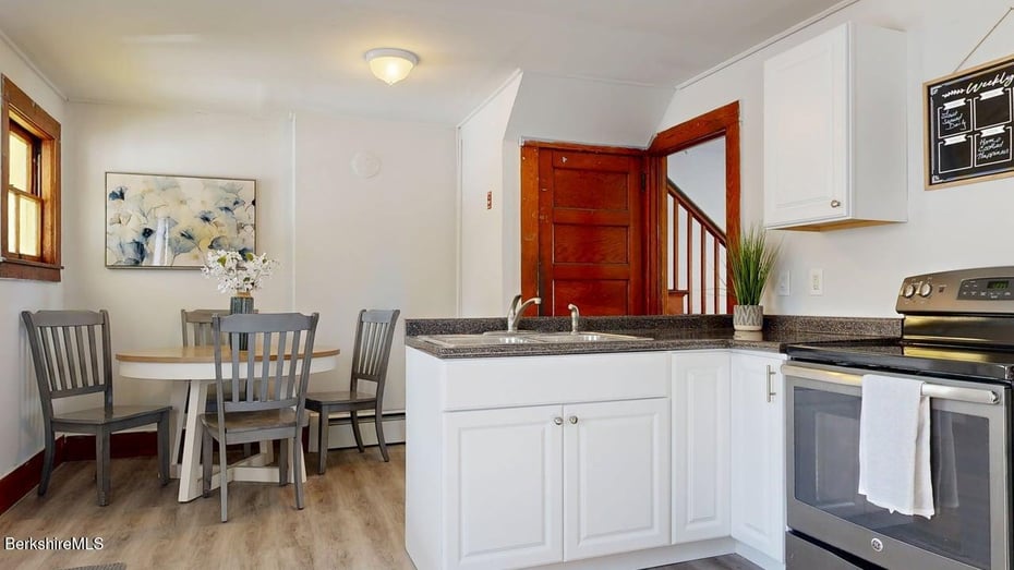 67 Carson Ave Photo 9