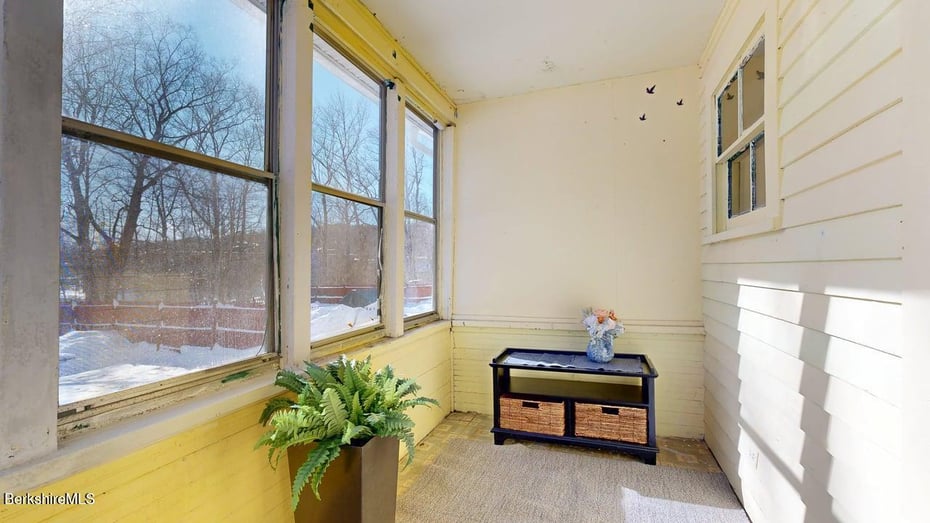 67 Carson Ave Photo 19