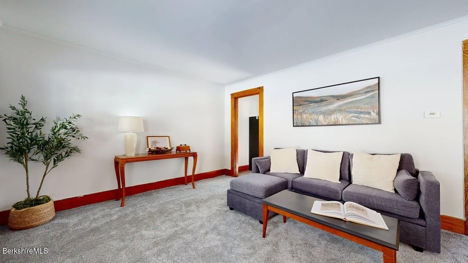 67 Carson Ave Photo 7