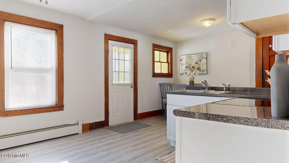 67 Carson Ave Photo 10