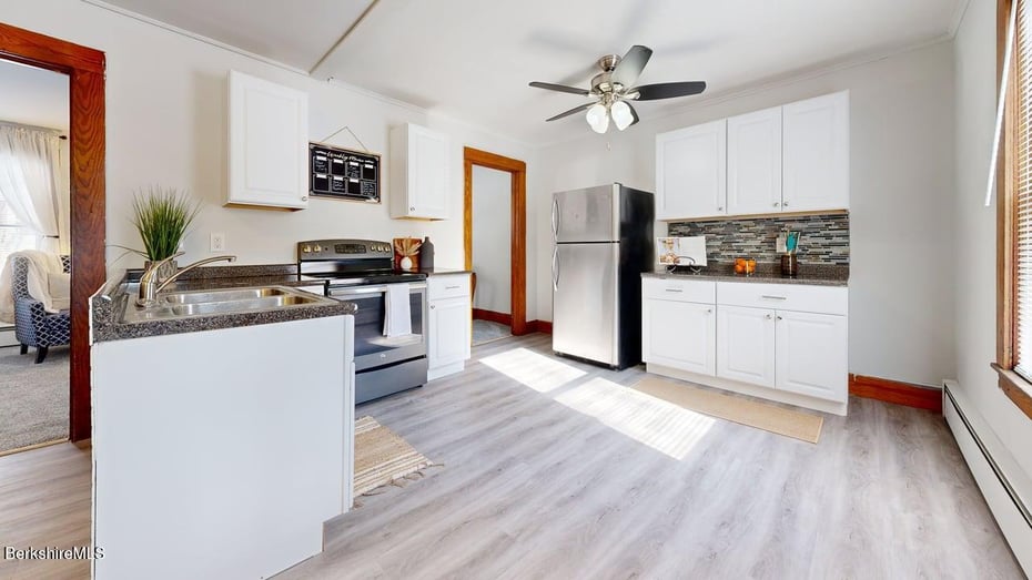 67 Carson Ave Photo 8