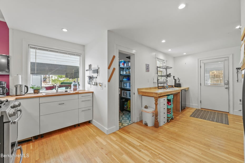 82 Cherry St Photo 10