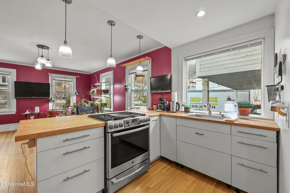 82 Cherry St Photo 12