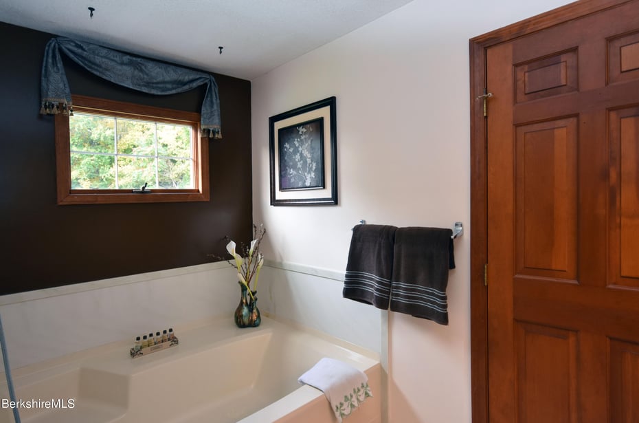 131 Wilshire Dr Photo 40