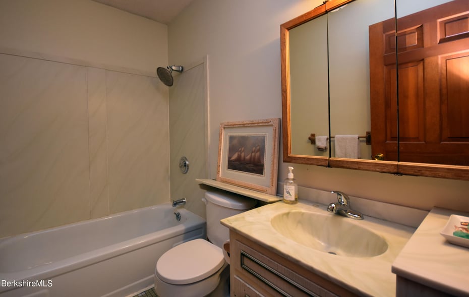 131 Wilshire Dr Photo 44