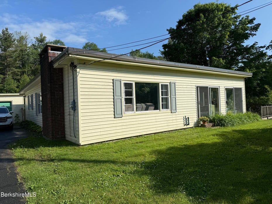 90 Henderson Rd Photo 1