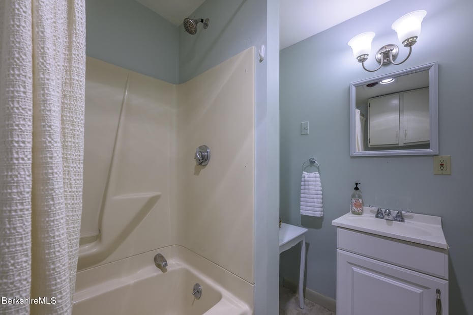 91 Henry Dr Photo 25