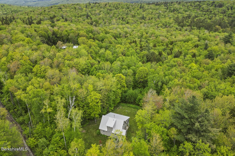 486 New State Rd Photo 51