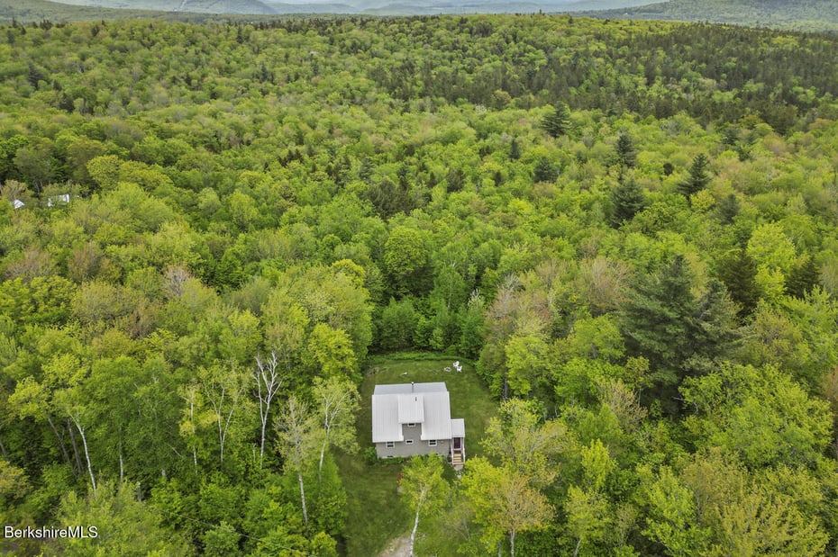 486 New State Rd Photo 50
