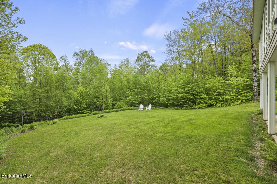 486 New State Rd Photo 42