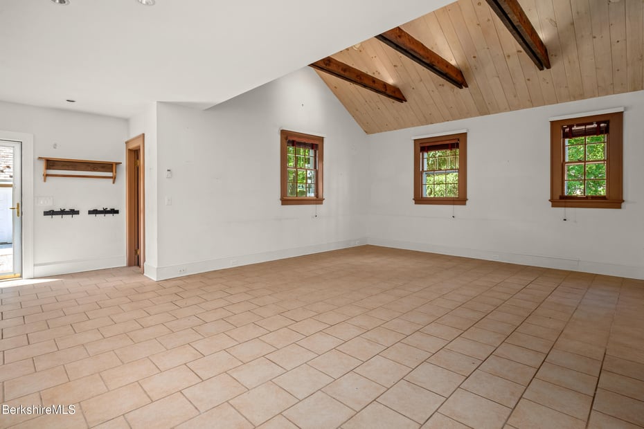 221 Bulkley St Photo 45