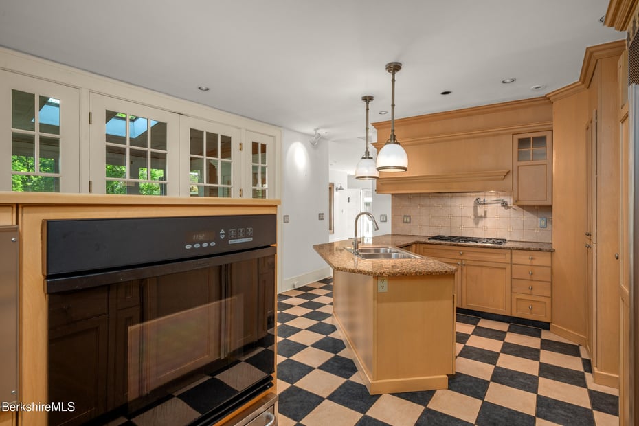 221 Bulkley St Photo 38