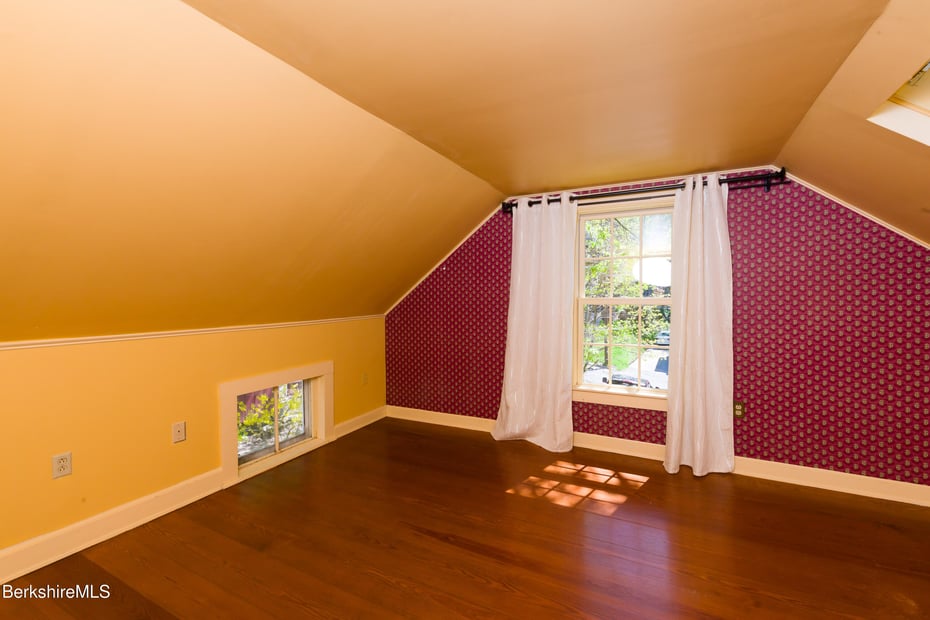 81 Elmwood Ave Photo 17