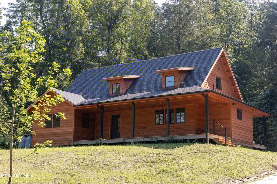 1427 Hewins St Photo 2