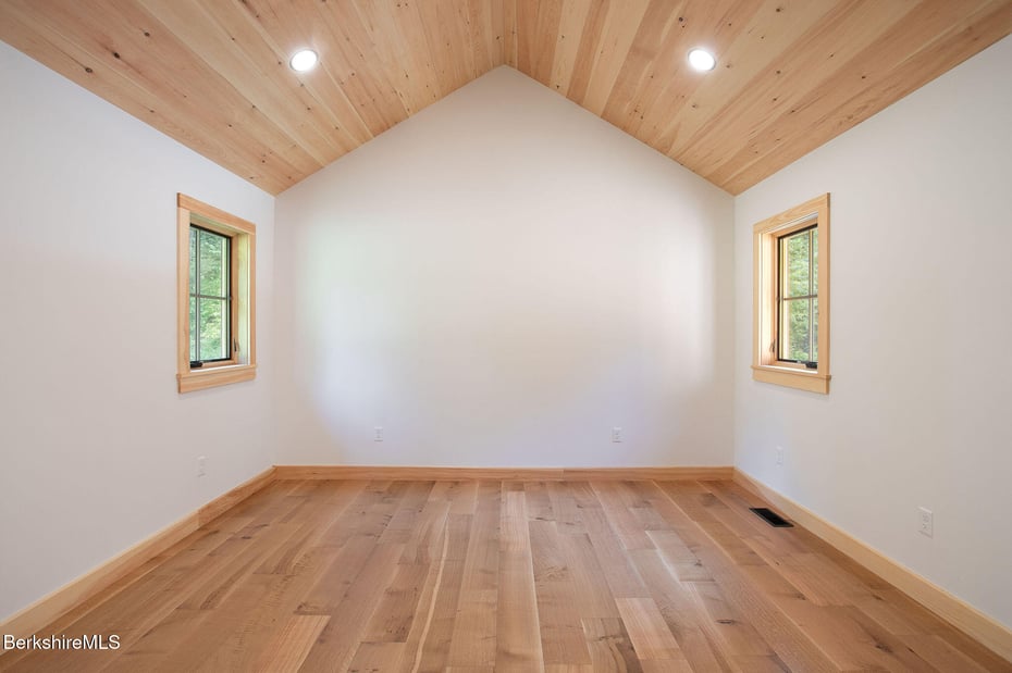 1427 Hewins St Photo 13