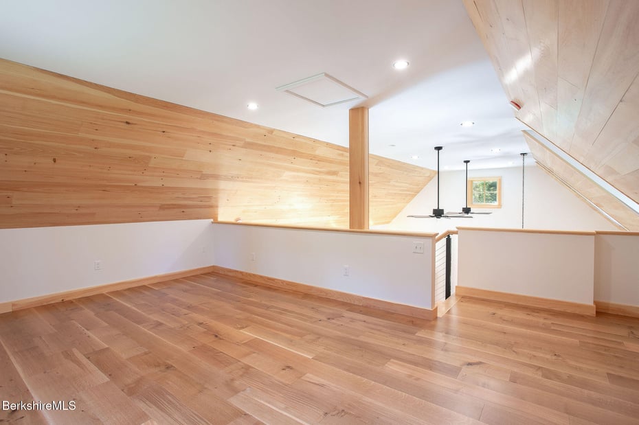 1427 Hewins St Photo 21