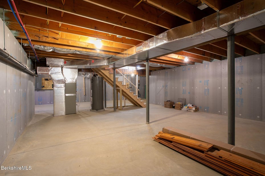 1427 Hewins St Photo 27