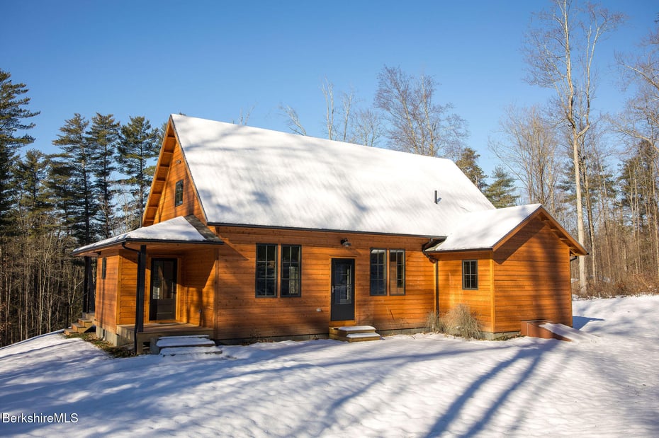 1427 Hewins St Photo 1