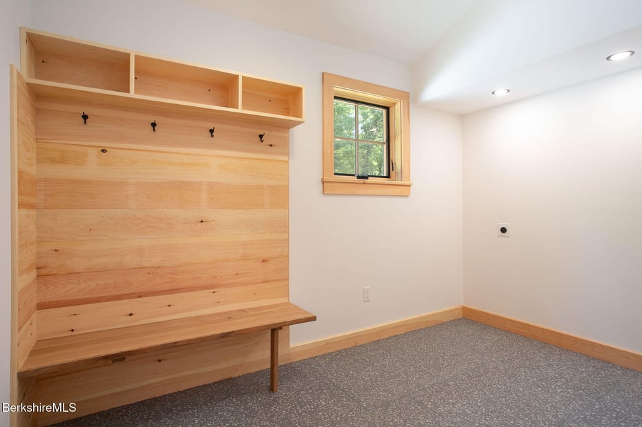 1427 Hewins St Photo 24