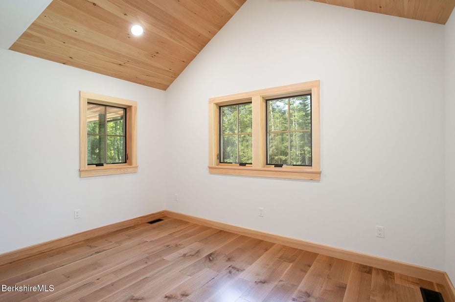 1427 Hewins St Photo 18