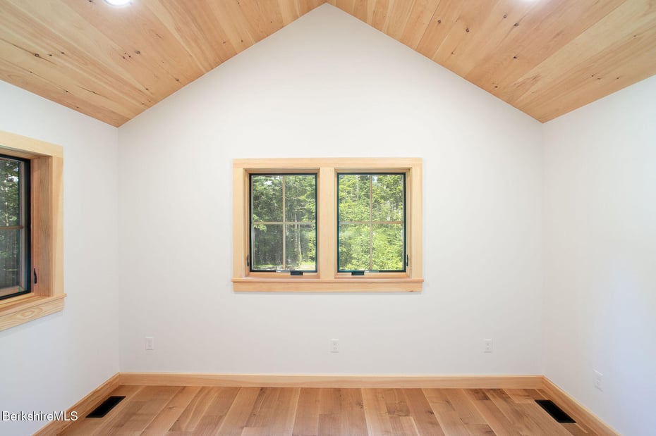 1427 Hewins St Photo 17