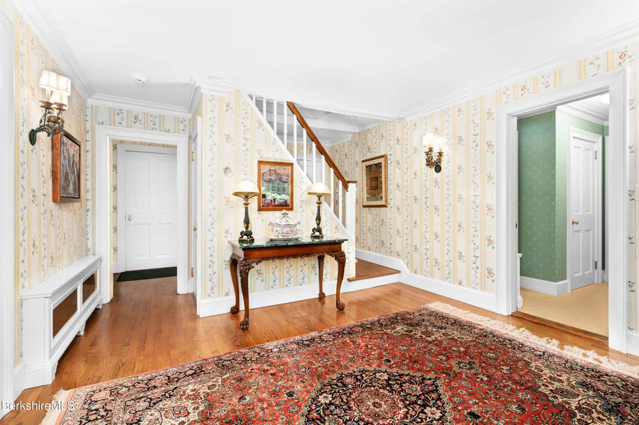 90 Hawthorne St Photo 11