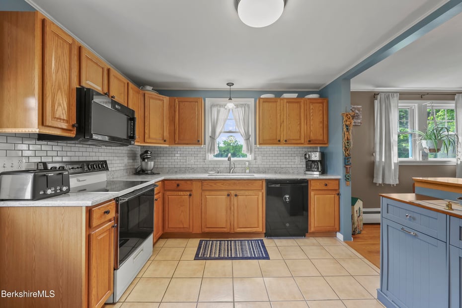 457 N Eagle St Photo 6
