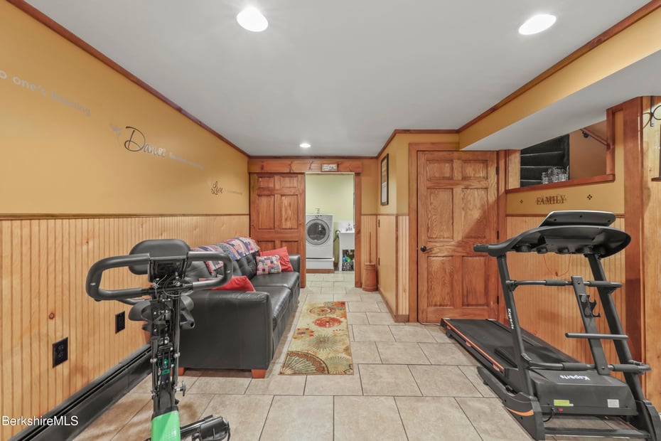 457 N Eagle St Photo 24