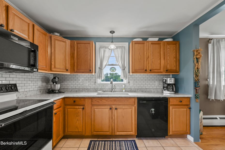 457 N Eagle St Photo 8
