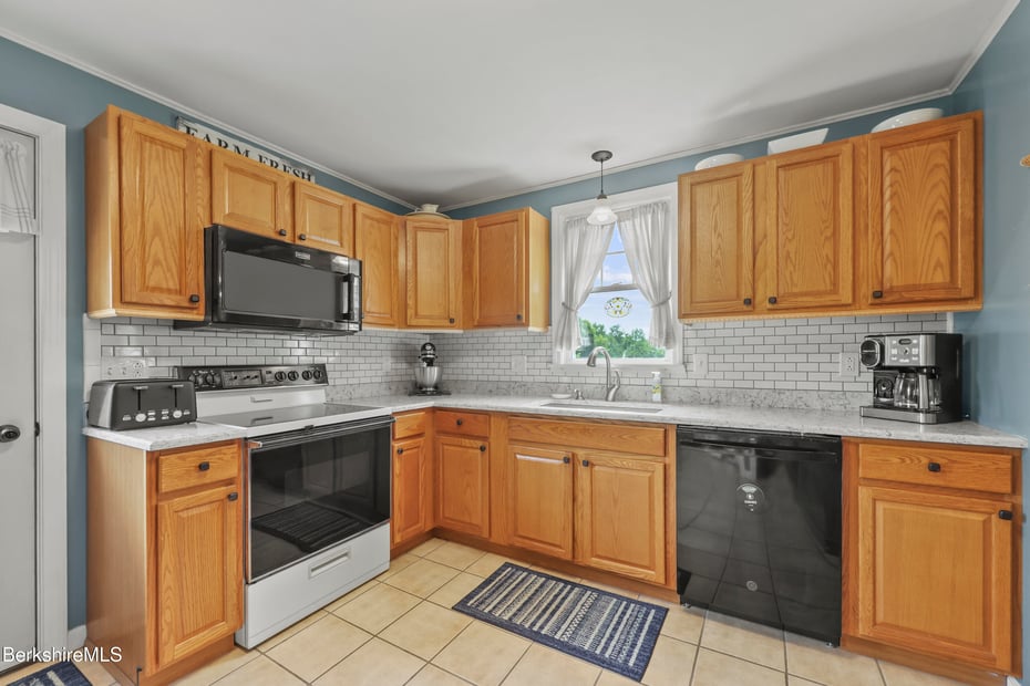457 N Eagle St Photo 9