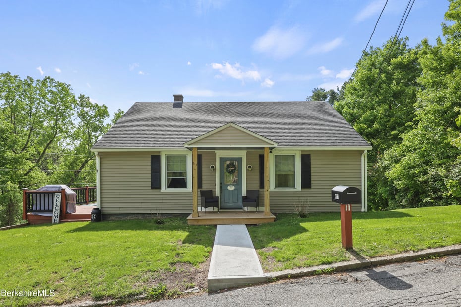 457 N Eagle St Photo 1