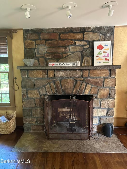399 State Rd Photo 6