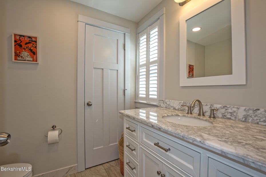 298 Park St Photo 14