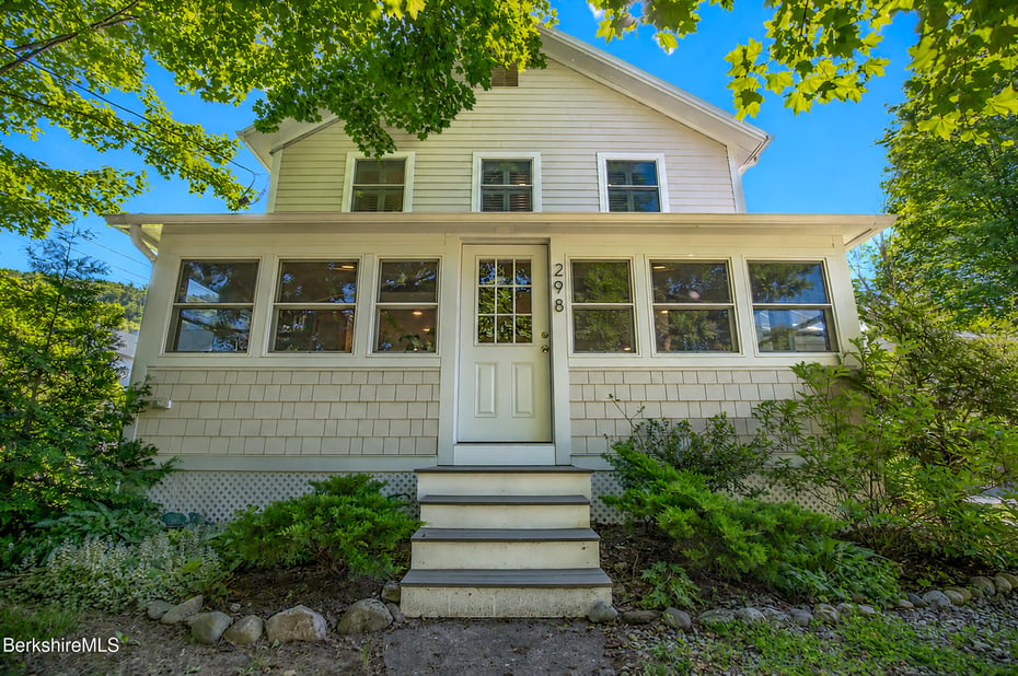 298 Park St Photo 3
