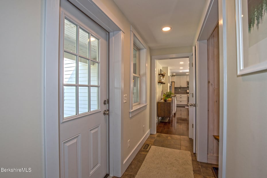 298 Park St Photo 16