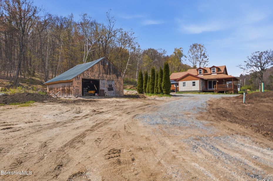 475 West Rd Photo 3