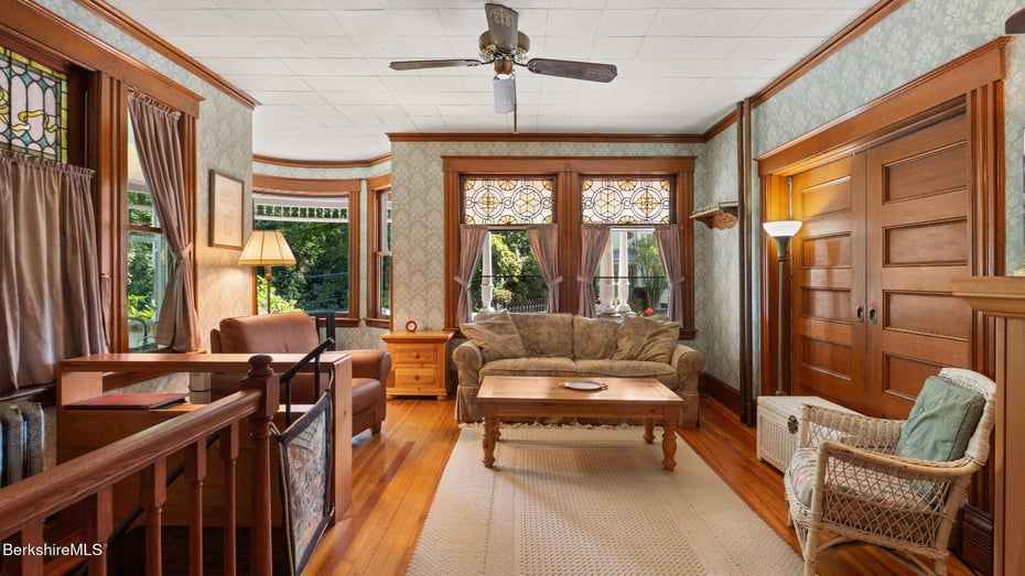 211 Cottage St Photo 12