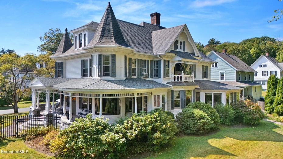 211 Cottage St Photo 2