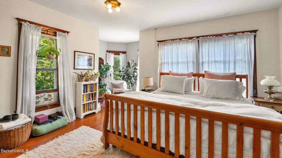 211 Cottage St Photo 41