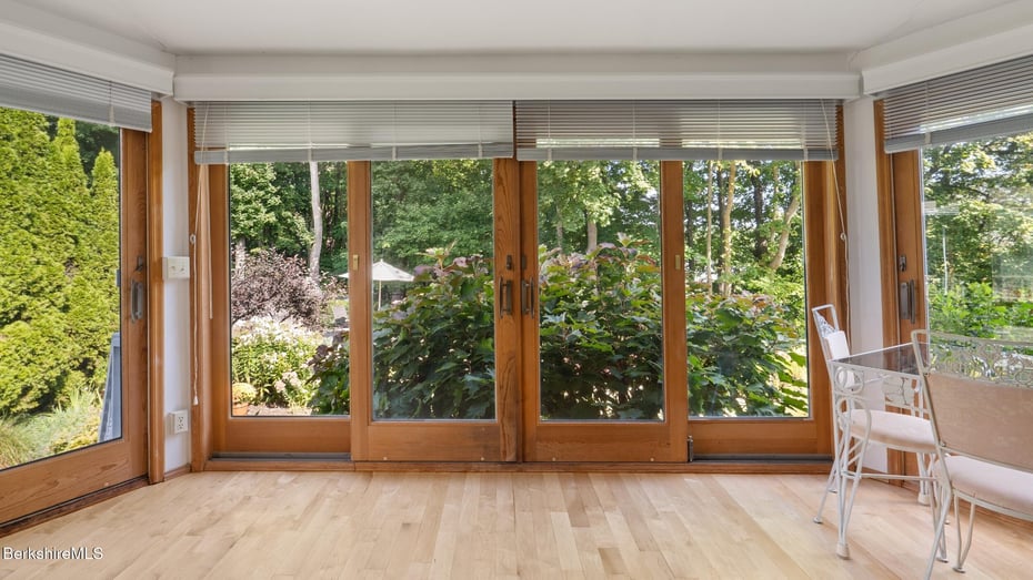 211 Cottage St Photo 24