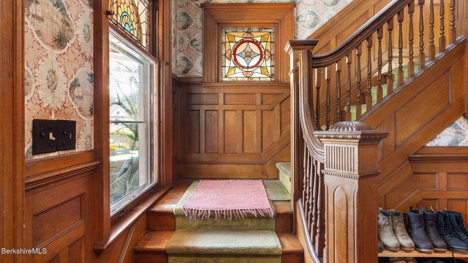 211 Cottage St Photo 4