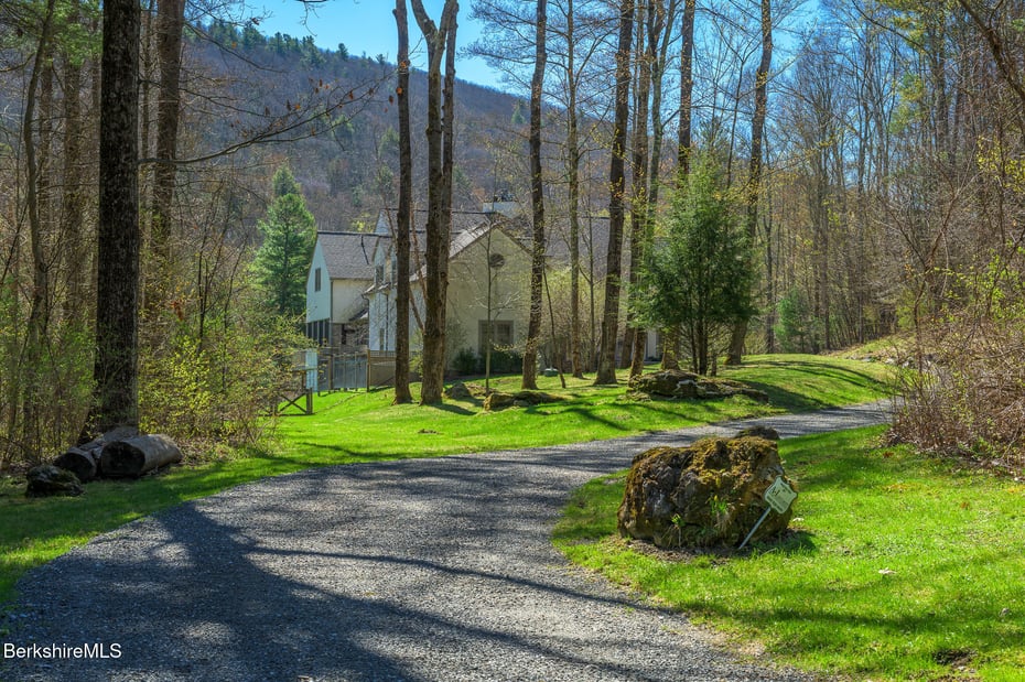 83 Maple Hill Rd Photo 3