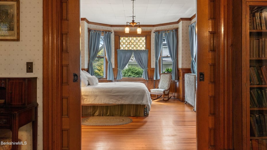 211 Cottage St Photo 16